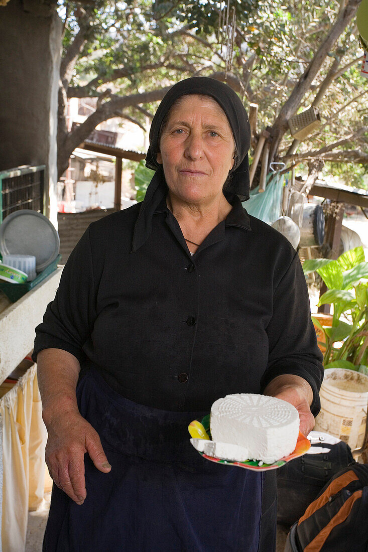 Einheimische Frau mit Käse, Halloumi, Kalavasos, bei Lemesos, bei Limassol, Südzypern, Zypern