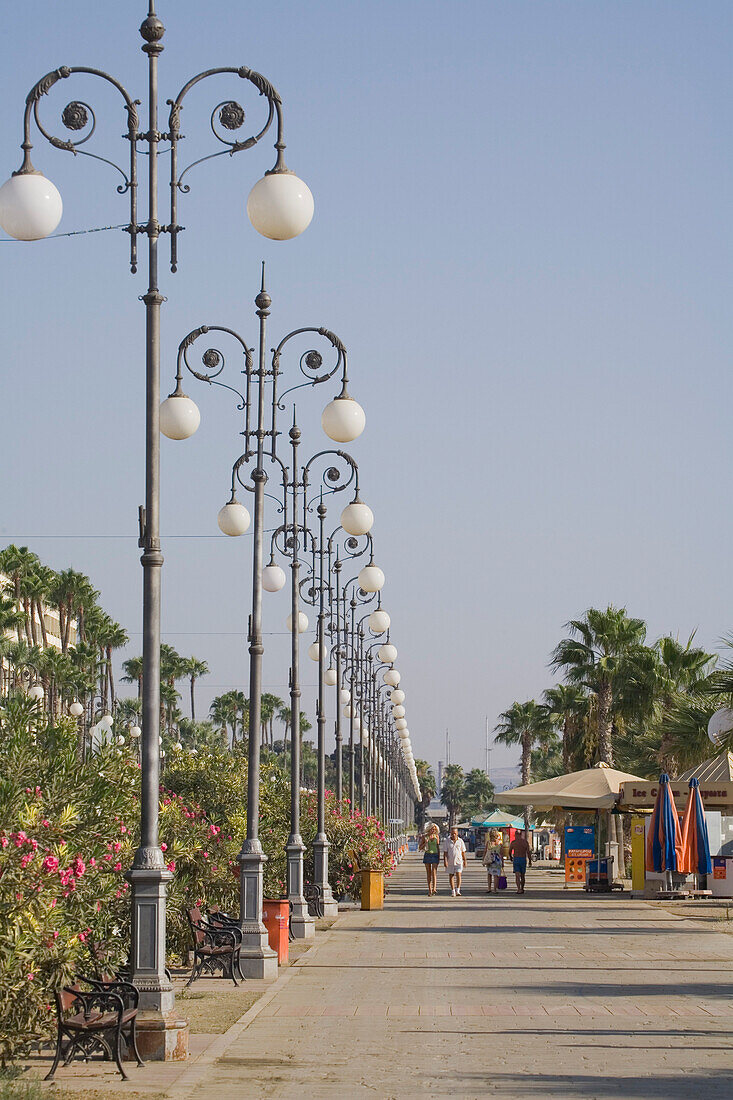 See Promenade mit Straßenlaternen und Palmen, Larnaka, Südzypern, Zypern