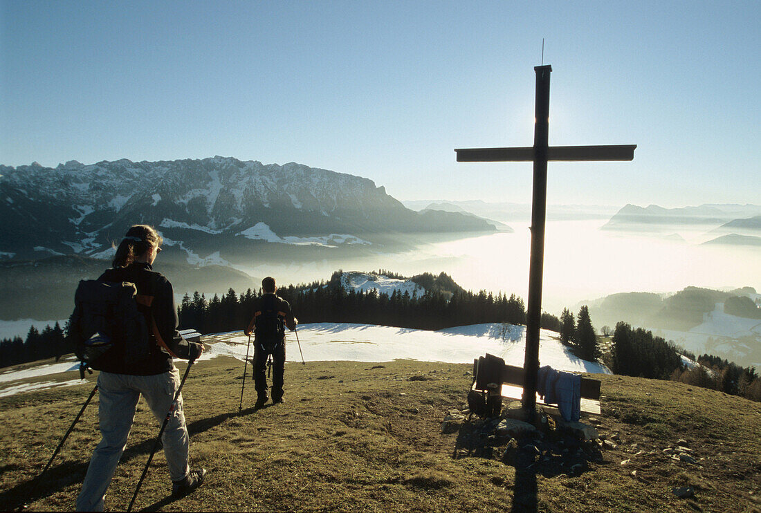 Zwei Wanderer am Gipfelkreuz, Blick ins Inntal, Bayer, Deutschland