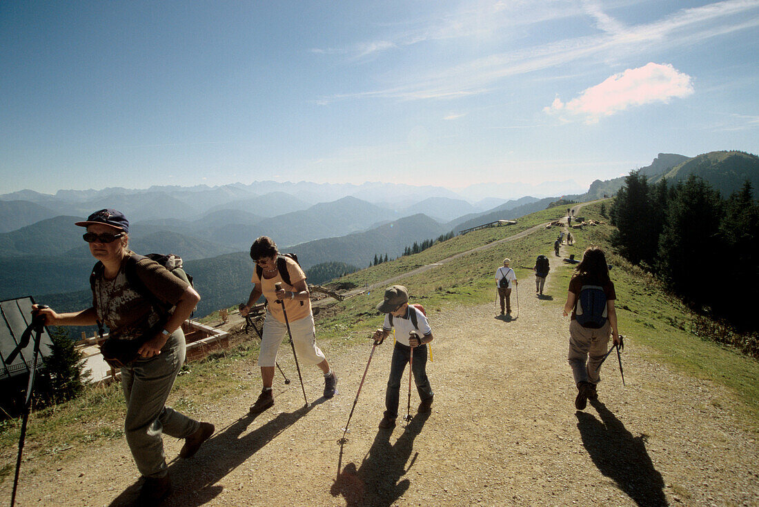 Leute beim Wandern am Brauneck, Lenggries, Landschaften in Bayern, Oberbayern, Bayern, Deutschland