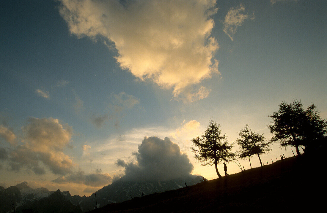 Eine Person beim Wandern in Nationalpark Berchtesgaden, Berchtesgadener Land, Landschaften in Bayern, Oberbayern, Bayern, Deutschland