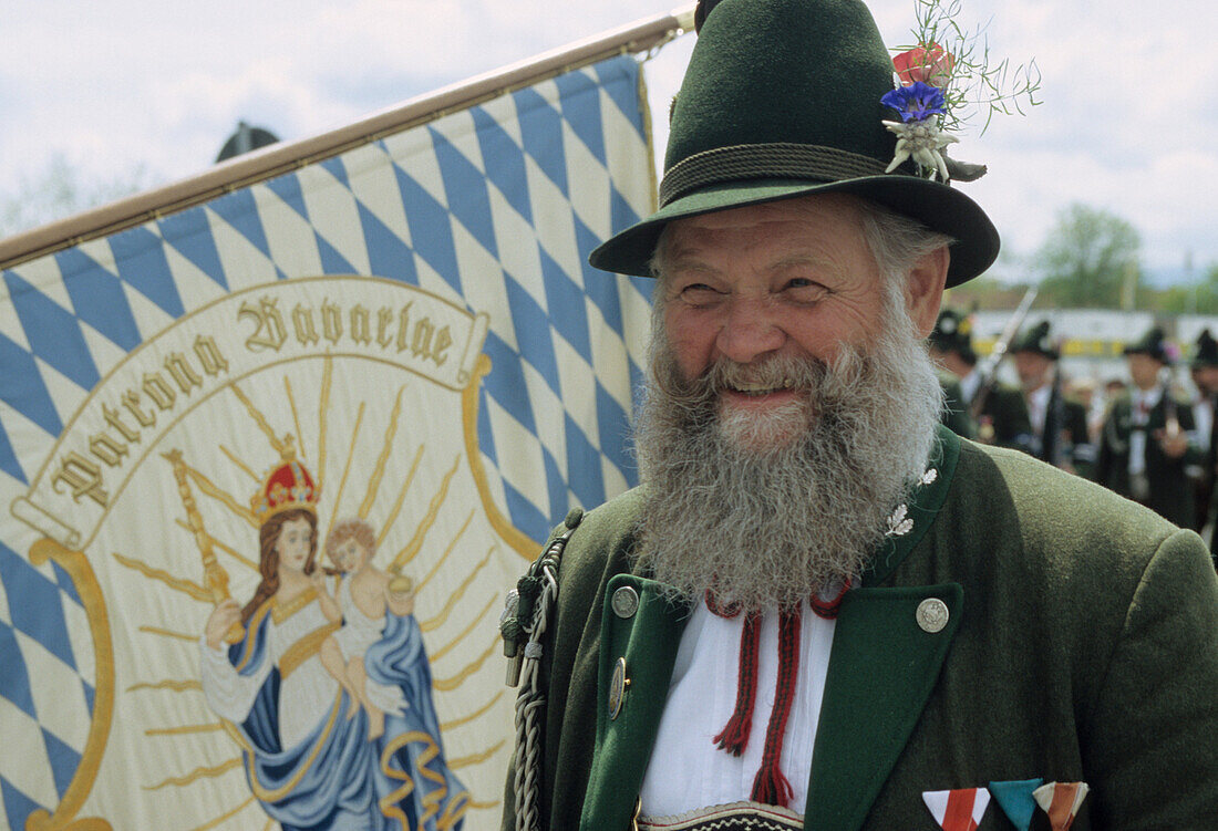 Bavarian mountain brigade, riflemen in traditional costume with Bavarian flag, Gebirgsschützen, Bavaria, Germany