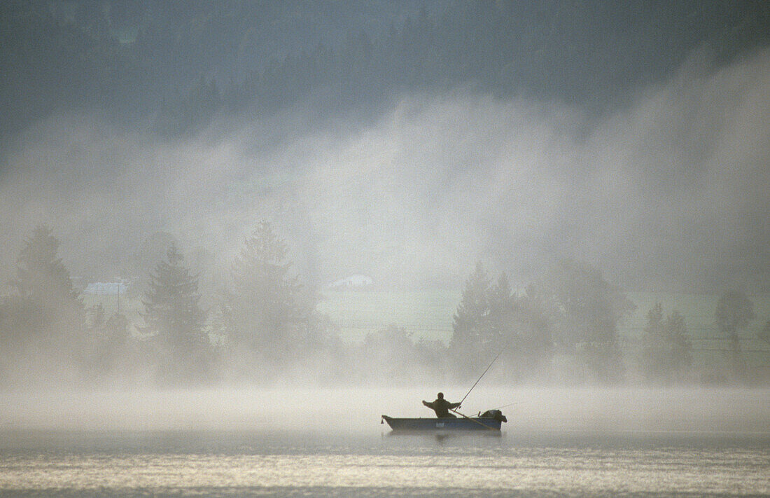 Angler im Boot auf dem Kochelsee, Bayern, Deutschland