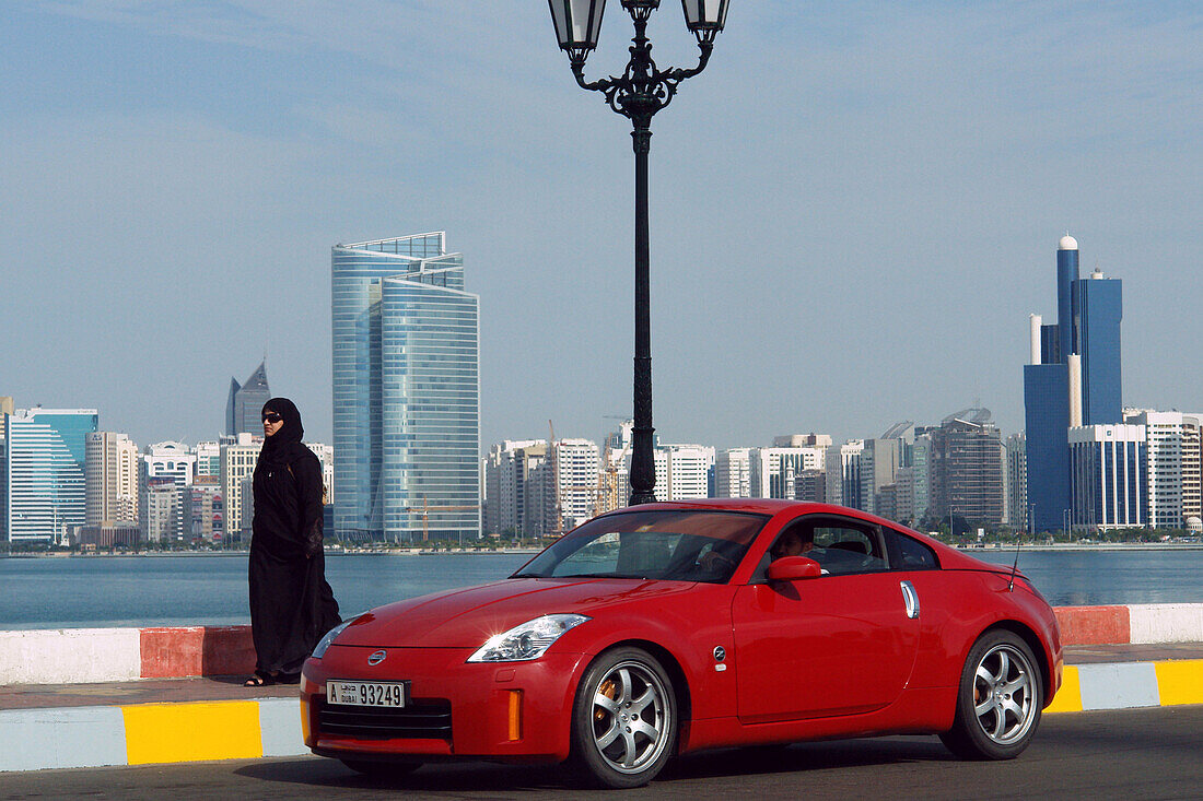 Die Skyline von Abu Dhabi mit Luxusauto, Vereinigte Arabische Emirate, VAE