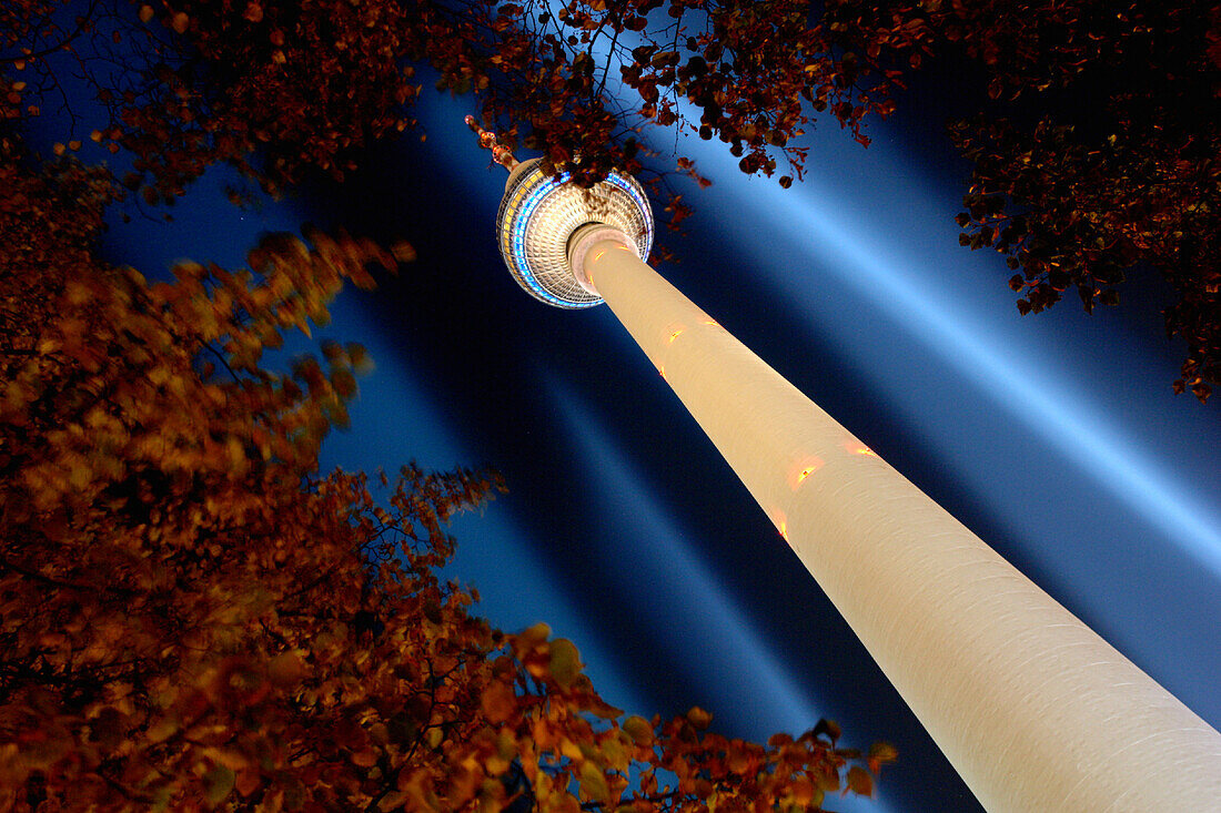 Beleuchteter Fernsehturm bei Nacht, Berlin, Deutschland