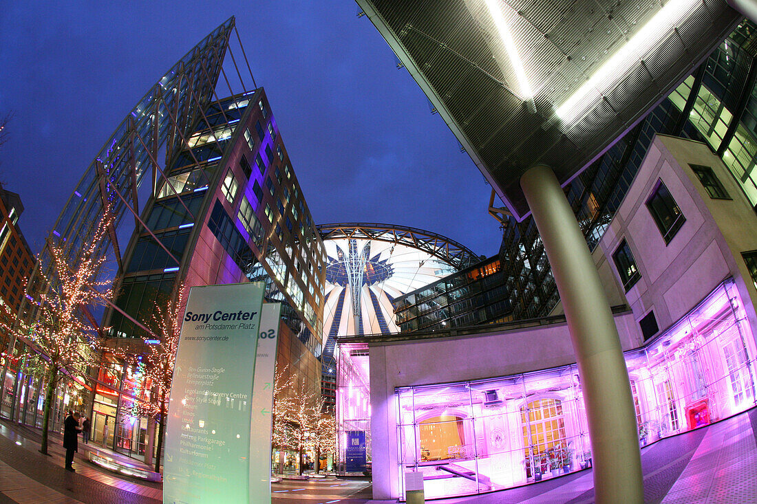 Sony Center in der Abenddämmerung, Berlin, Deutschland