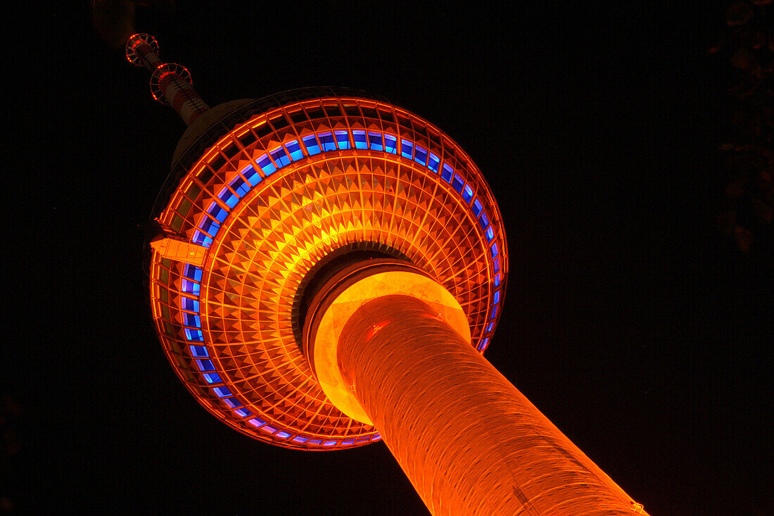 Beleuchteter Fernsehturm bei Nacht, Berlin, Deutschland