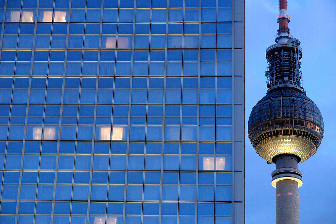 Fernsehturm vor Hotelgebäude am Abend, Berlin, Deutschland