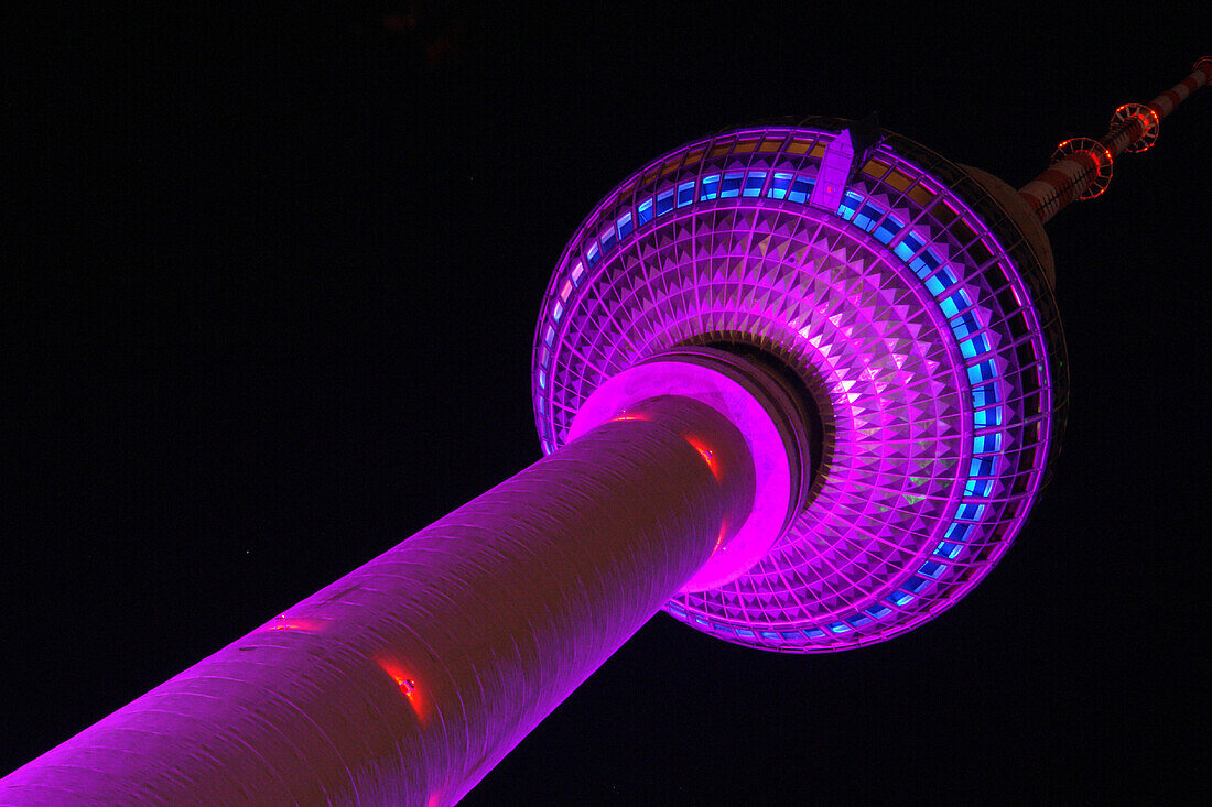 Beleuchteter Fernsehturm bei Nacht, Blick vom Fuss des Turms, Berlin, Deutschland
