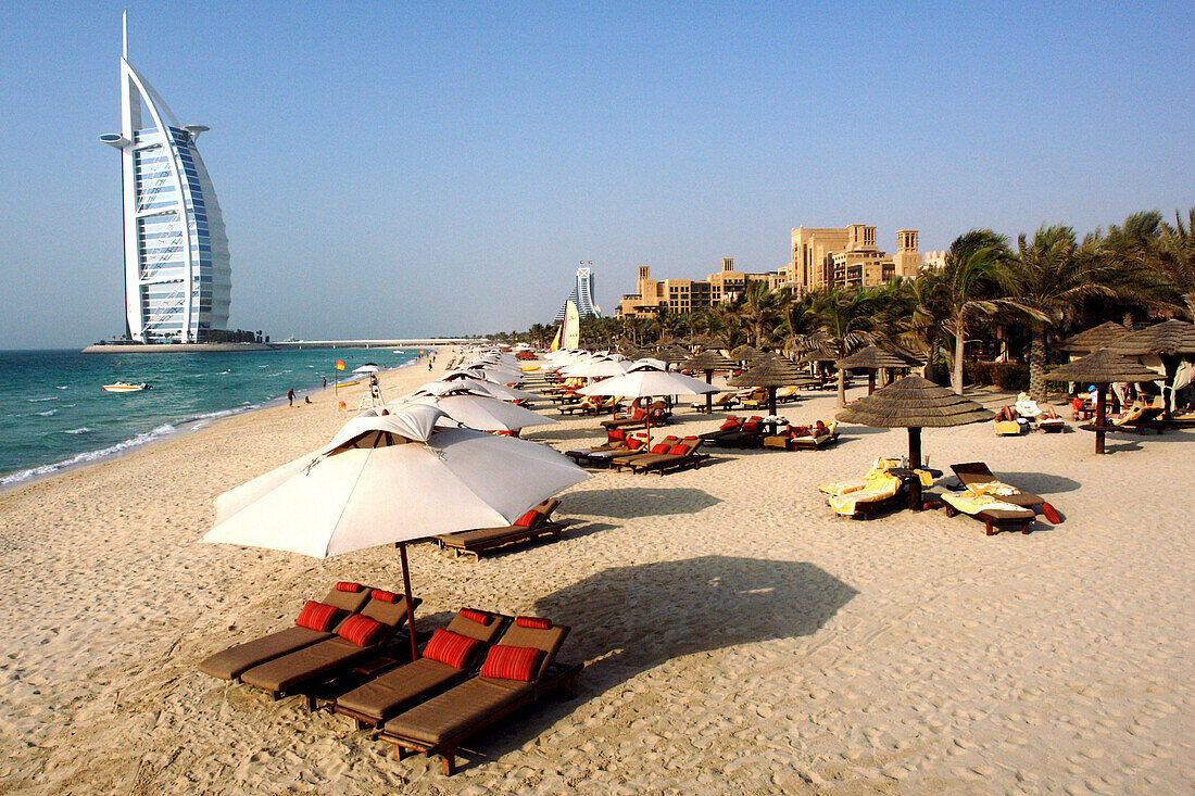 Strandleben am Jumeirah Beach, Blick auf Hotel Burj al Arab, Stadtteil Jumeirah, Dubai, Vereinigte Arabische Emirate, VAE