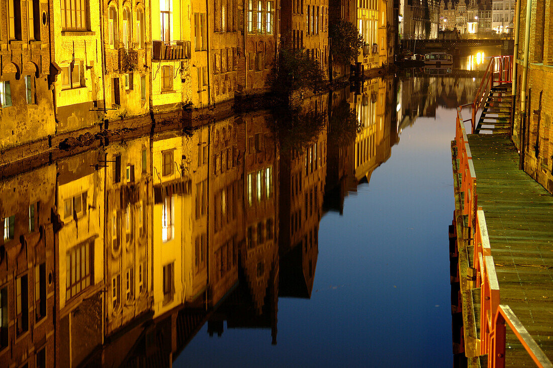 Altstadt von Gent bei Nacht, Spiegelung im Wasser, Flandern, Belgien