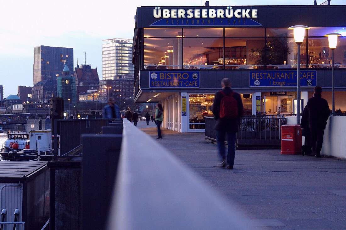 Restaurant Überseebrücke am Abend, Hamburg, Deutschland