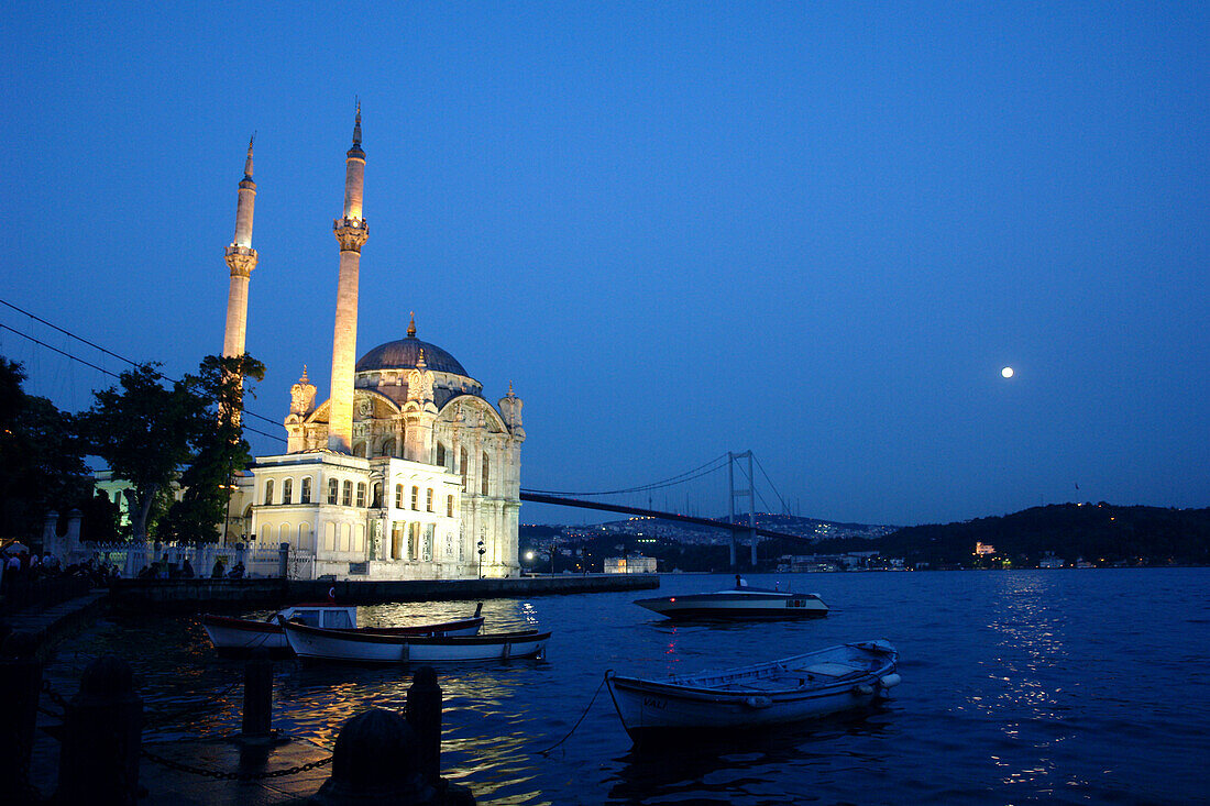 Ortakoey Camii, Bosporus, Istanbul, Turkey