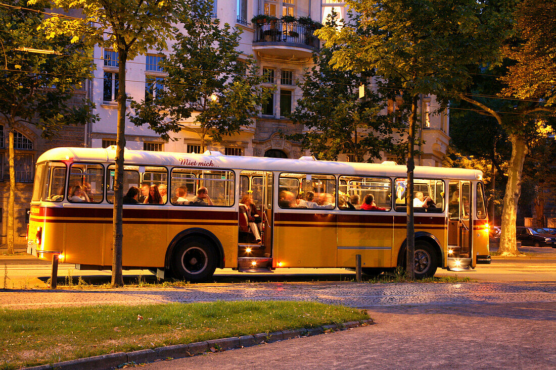 Stadtrundfahrt in einem alten Bus, Leipzig, Sachsen, Deutschland