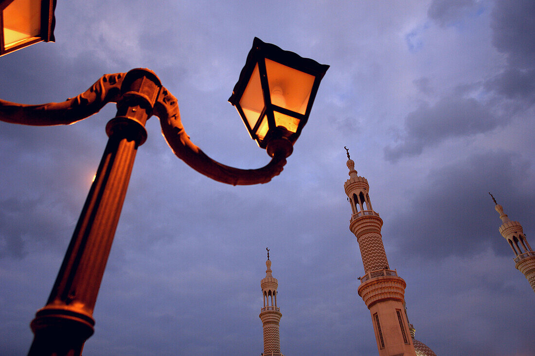 Laterne und Detail einer Moschee in Ras Al Khaimah, RAK, Vereinigte Arabische Emirate, VAE