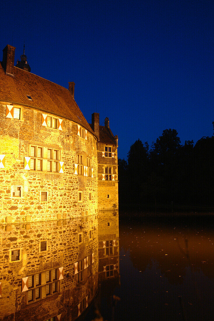 Beleuchtete Burg Vischering bei Nacht, Lüdinghausen, Nordrhein-Westfalen, Deutschland