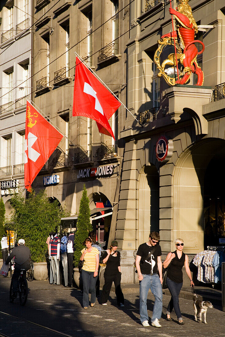 Fußgänger in der Marktgasse, Altstadt, Bern, Schweiz