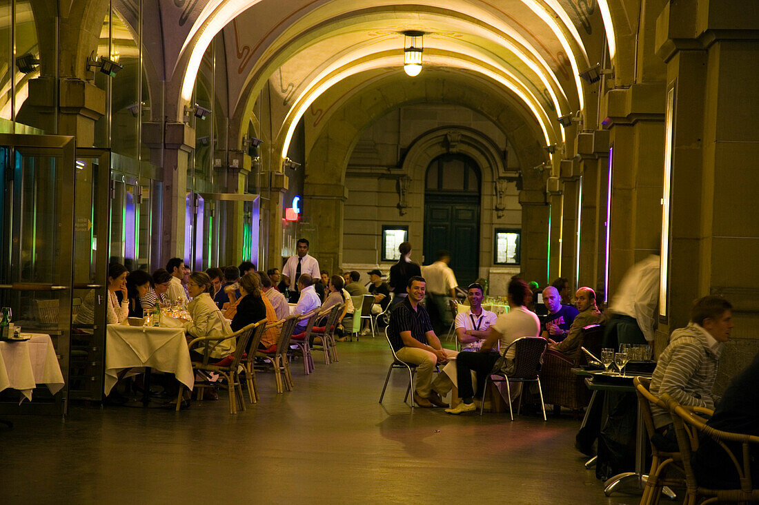 Leute im Kornhaus Café, Altstadt, Bern, Schweiz