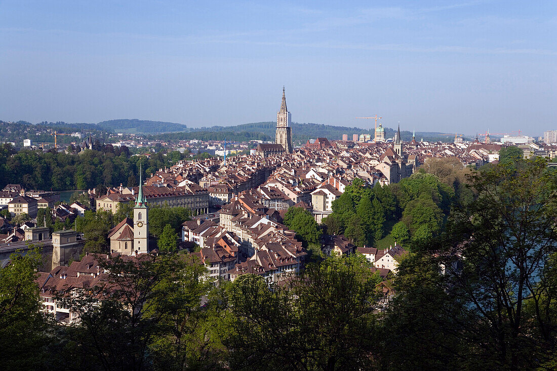 Blick von der Altstadt mit Berner Münster und Nydeggkirche im Hintergrund, Altstadt, Bern, Schweiz