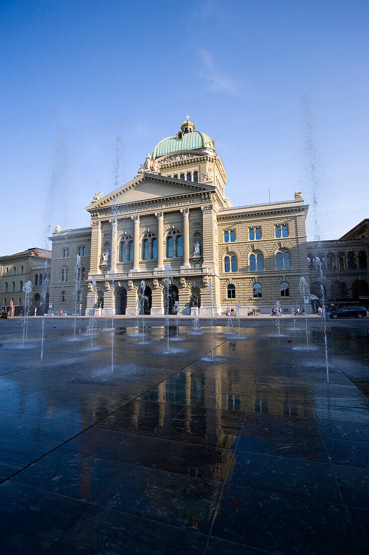 Trick fountains and water gardens in front of the House of Parliament on Parliament Square, Bundeshaus, Bundesplatz, Old City of Berne, Berne, Switzerland