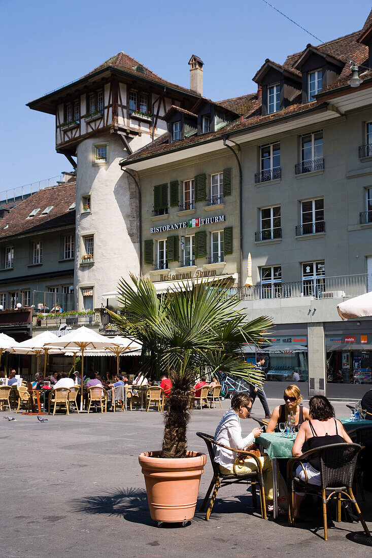 Leute in einem Strassencafe am Bärenplatz, Altstadt, Bern, Schweiz