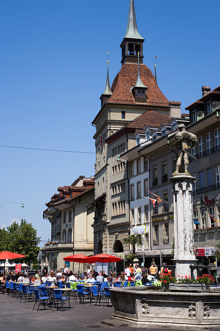 Ein Strassencafe vor Käfigturm, Bärenplatz, Altstadt, Bern, Schweiz