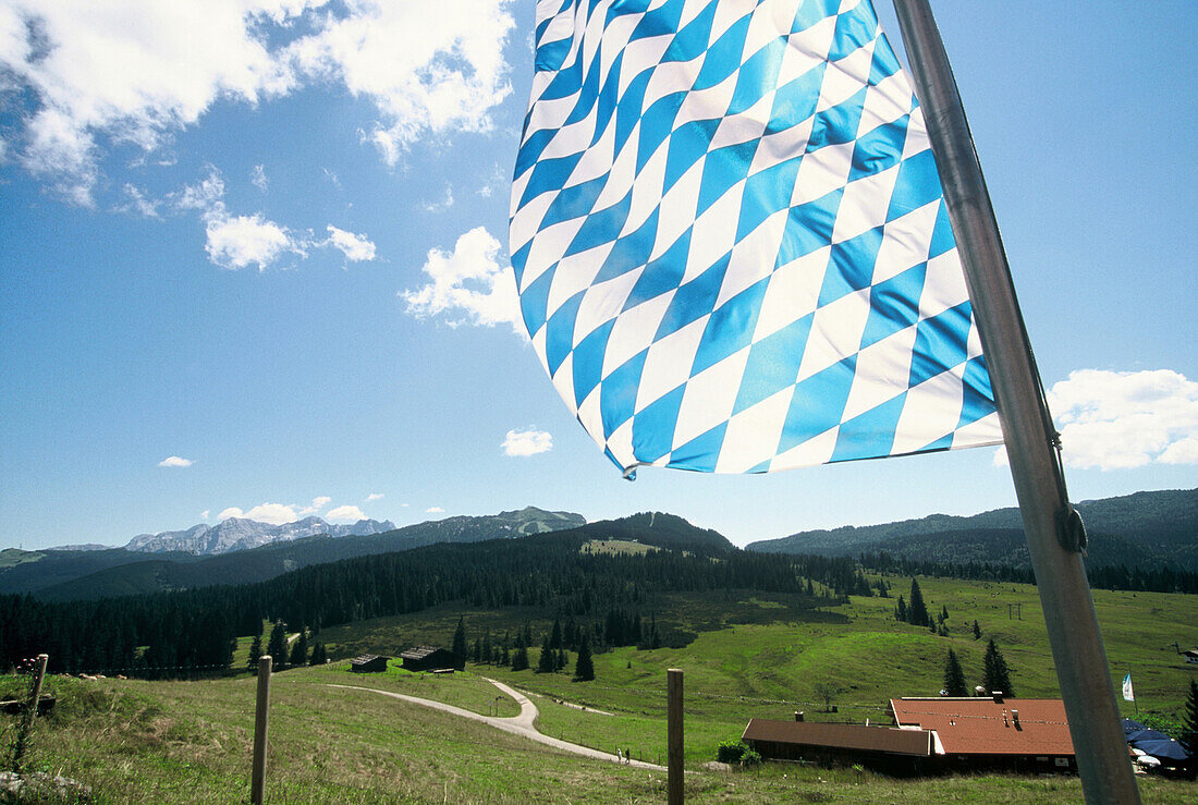 Winkelmoosalm mit Bayrischer Flagge, Landschaften in Bayern, Chiemgau, Bayern, Deutschland