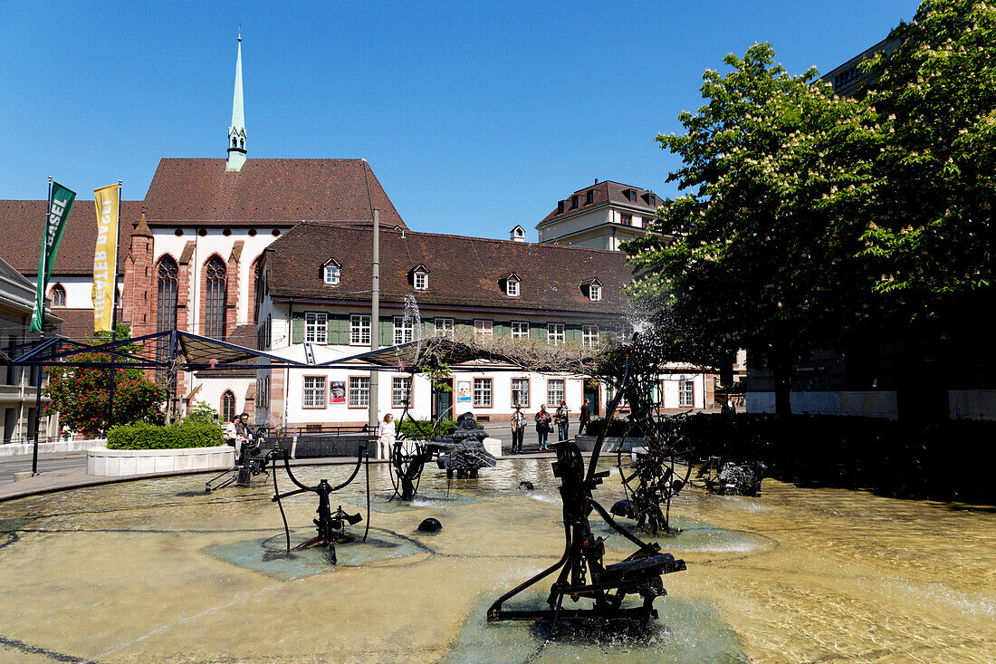 Jean Tinguely Brunnen mit maschinenähnlichen Skulpturen, Theaterplatz, Basel, Schweiz