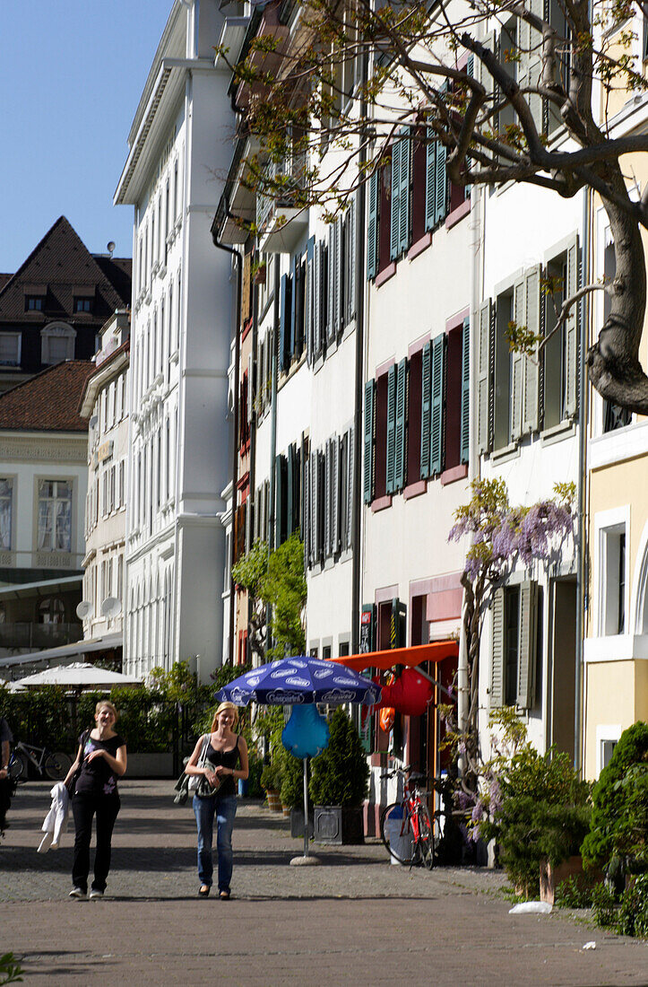 Zwei junge Frauen beim Einkaufen, Riviera Klein-Basel, Basel, Schweiz