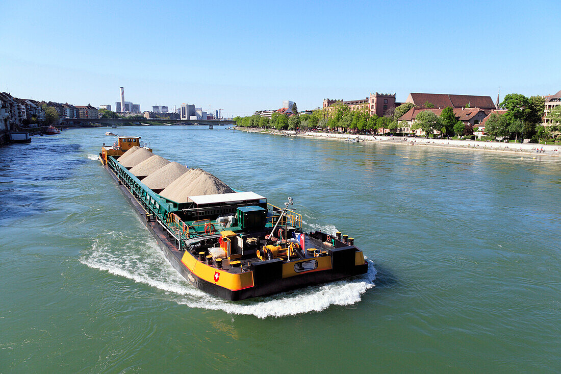 Frachtschiff am Rhein, Basel, Schweiz