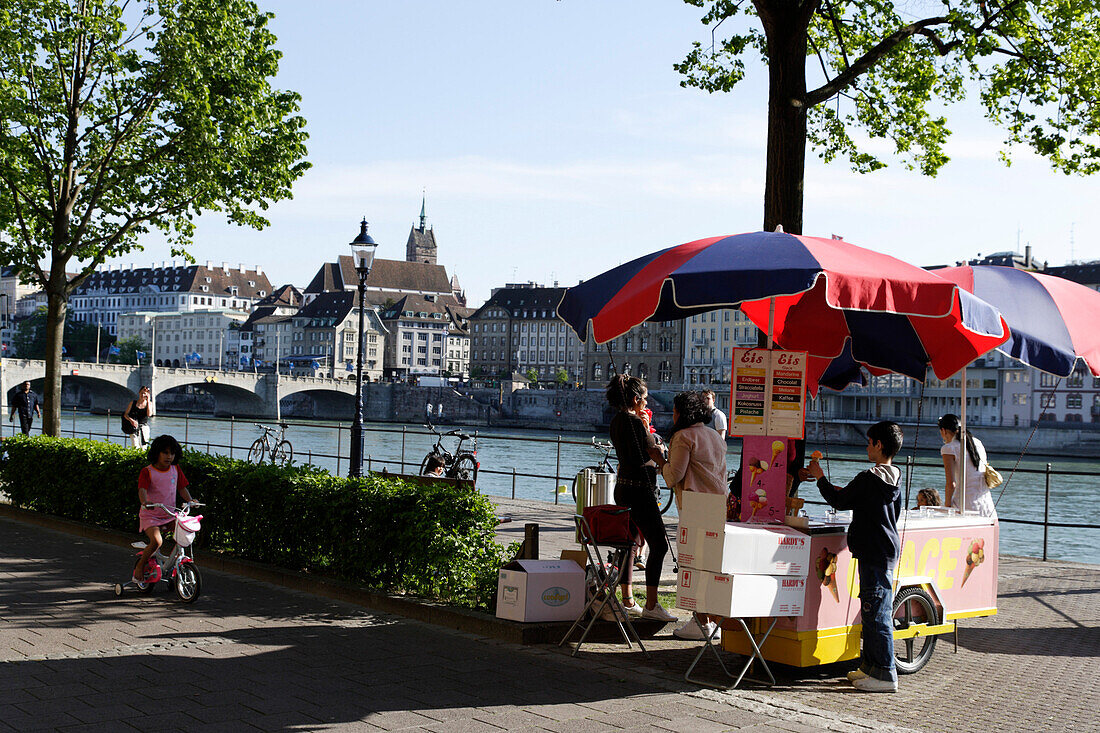 Eisverkäufer am Rhein-Ufer, Riviera Klein-Basel, Basel, Schweiz