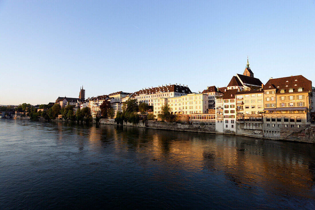 Flussufer mit Baseler Münster und Martinskirche im Hintergrund, Rhein, Basel, Schweiz