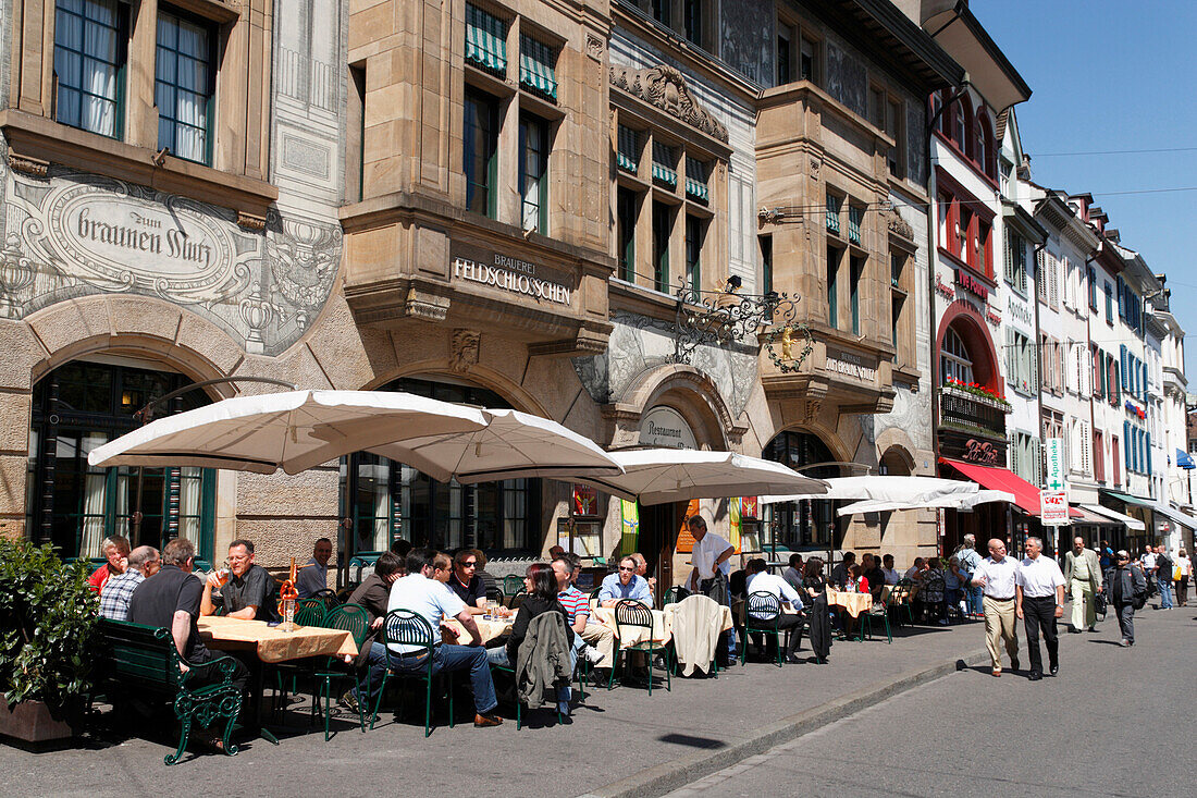 Leute im Restaurant Zum Braunen Mutz, Barfüsserplatz, Basel, Schweiz