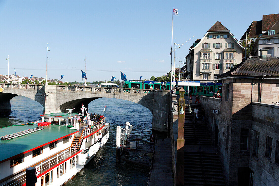 Basel Schiffsausflüge, Mittlere Rheinbrücke, Basel, Schweiz