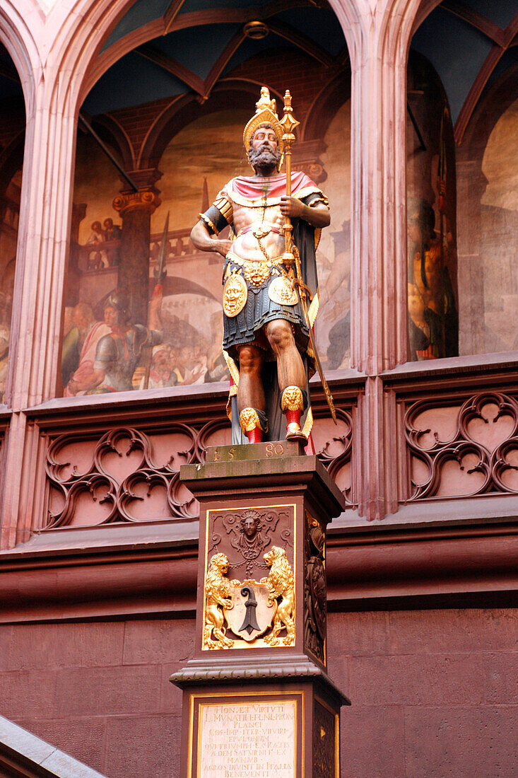 Baseler Rathaus mit Statue von Lucius Munatius Plancus, Basel, Schweiz