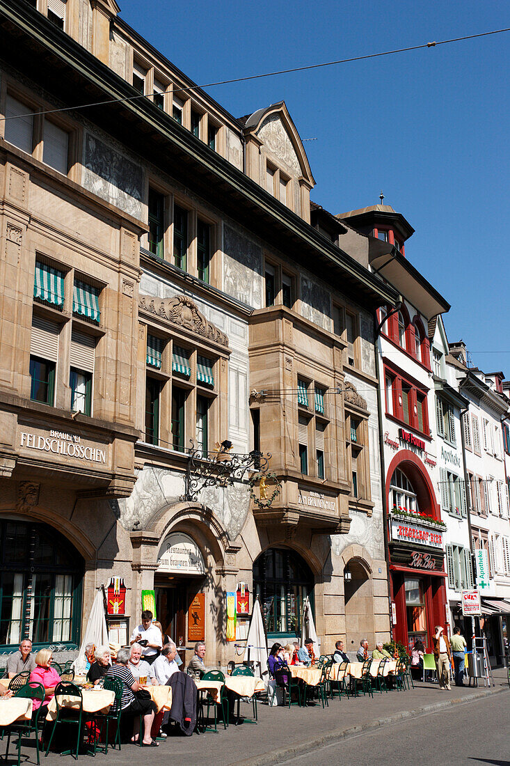 Leute im Restaurant Zum Braunen Mutz, Barfüsserplatz, Basel, Schweiz