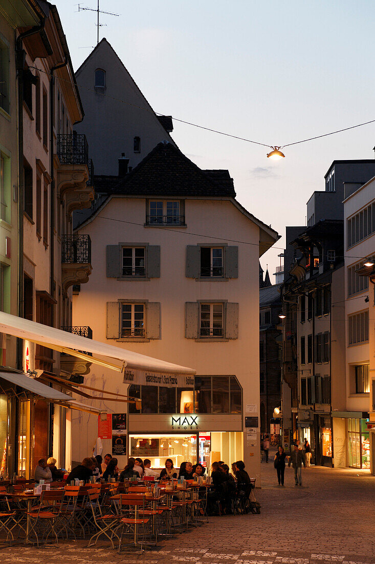 Leute in einem Strassencafe am Barfüsserplatz, Gerbergasse, Basel, Schweiz