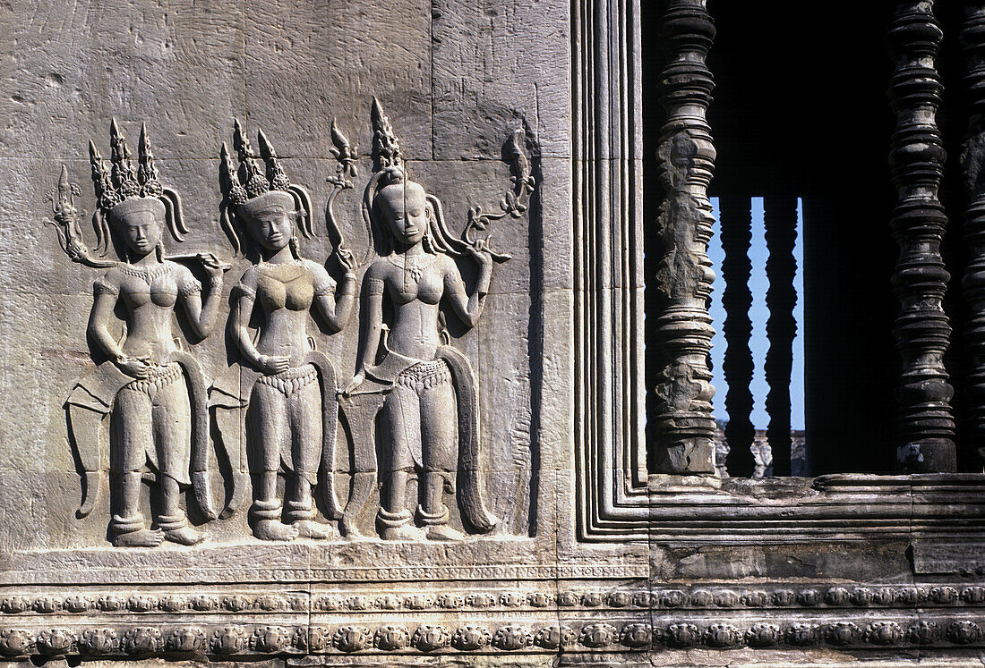 Dancing Apsaras on the outside wall of Angkor Wat, temple complex of Angkor. Siem Riep, Cambodia