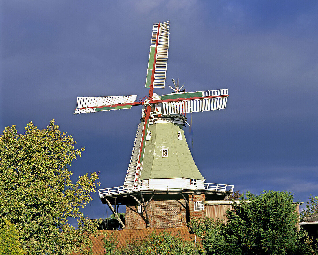 Windmill in dark clouds. Twielenfleth (Lühe, Luehe), Altes Land. Lower Saxony, Germany