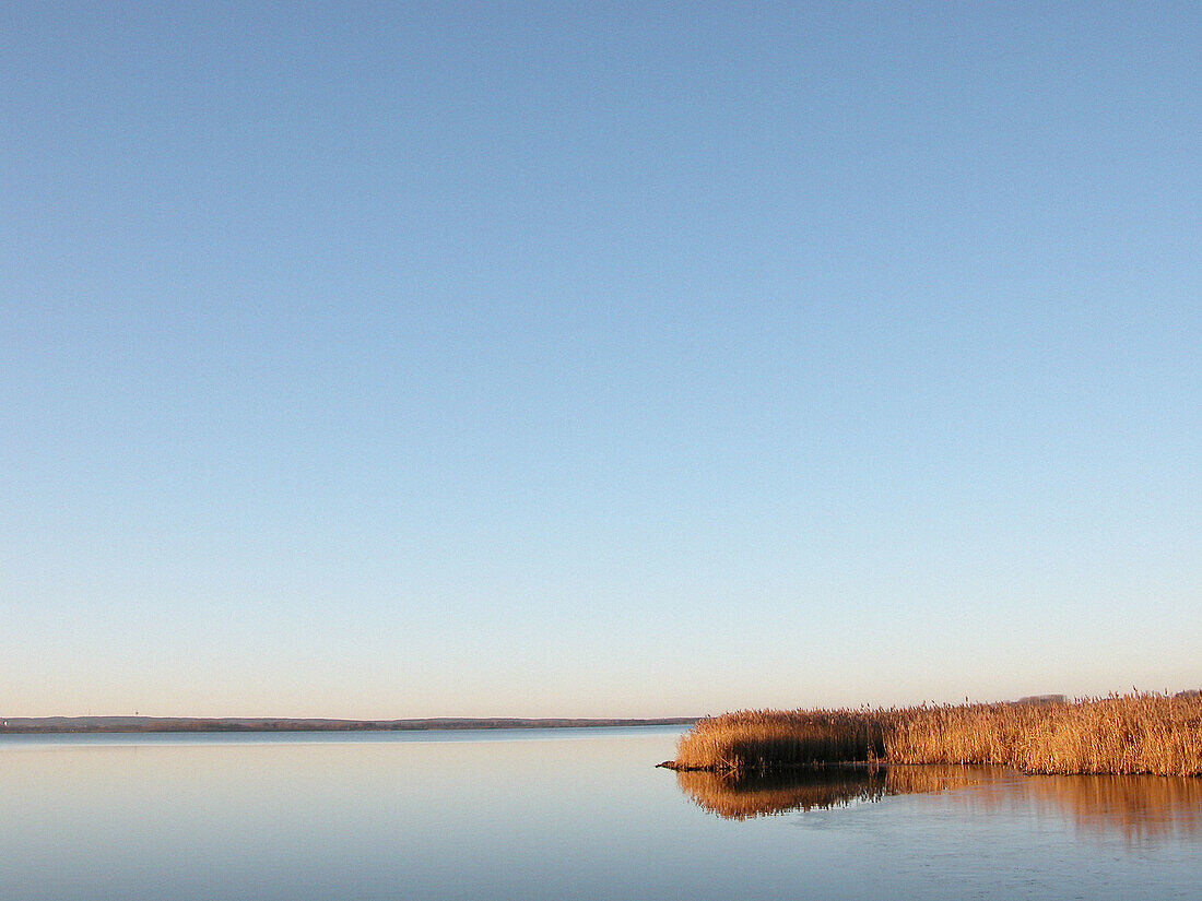  Aussen, Außen, Blau, Blauer Himmel, Entfernt, Farbe, Fern, Himmel, Horizont, Horizontal, Horizonte, Landschaft, Landschaften, Meer, Natur, Niemand, Ökosystem, Ökosysteme, See, Stille, Sumpf, Sümpfe, Tageszeit, Verlassen, Wildnis, L34-301685, agefotostock