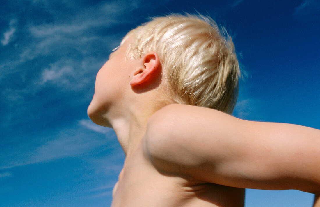  Anonymous, Blond, Blonds, Blue sky, Boy, Boys, Caucasian, Caucasians, Child, Children, Color, Colour, Contemporary, Daytime, Exterior, Fair-haired, Half-naked, Horizontal, Kid, Kids, Low angle view, Male, Outdoor, Outdoors, Outside, Posture, Postures, Pr