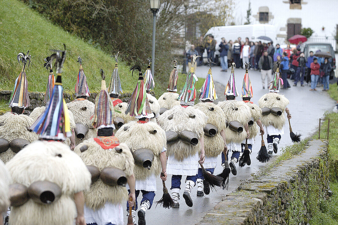  Aussen, Außen, Dorf, Dörfer, Erwachsene, Erwachsener, Europa, Farbe, Feier, Feiern, Fest, Feste, Folklore, Gehen, Gehend, Gehende, Gemeinsamkeit, Gemeinschaft, Horizontal, Karneval, Landstraße, Landstraßen, Mann, Männer, Männlich, Mensch, Menschen, Parad