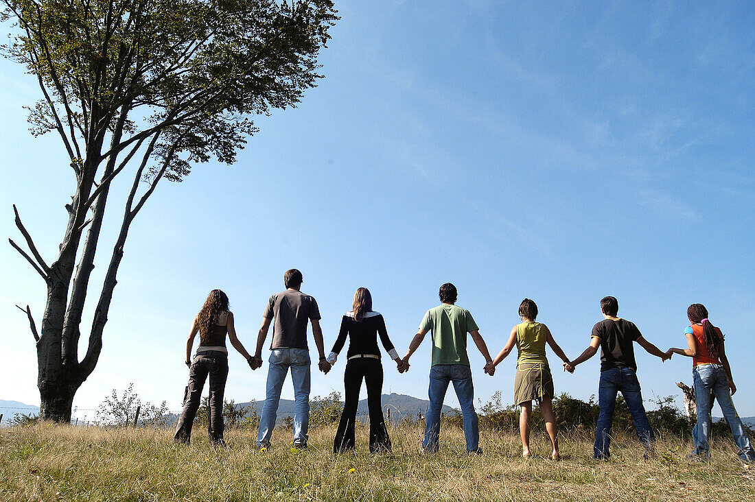  Adolescence, Adolescent, Adolescents, Adult, Adults, Back view, Boy, Boys, Childhood, Collective, Color, Colour, Community, Contemporary, Daytime, Ethnic, Ethnic mix, Ethnic mixed, Ethnicity, Exterior, Female, Friend, Friends, Friendship, Full-body, Full