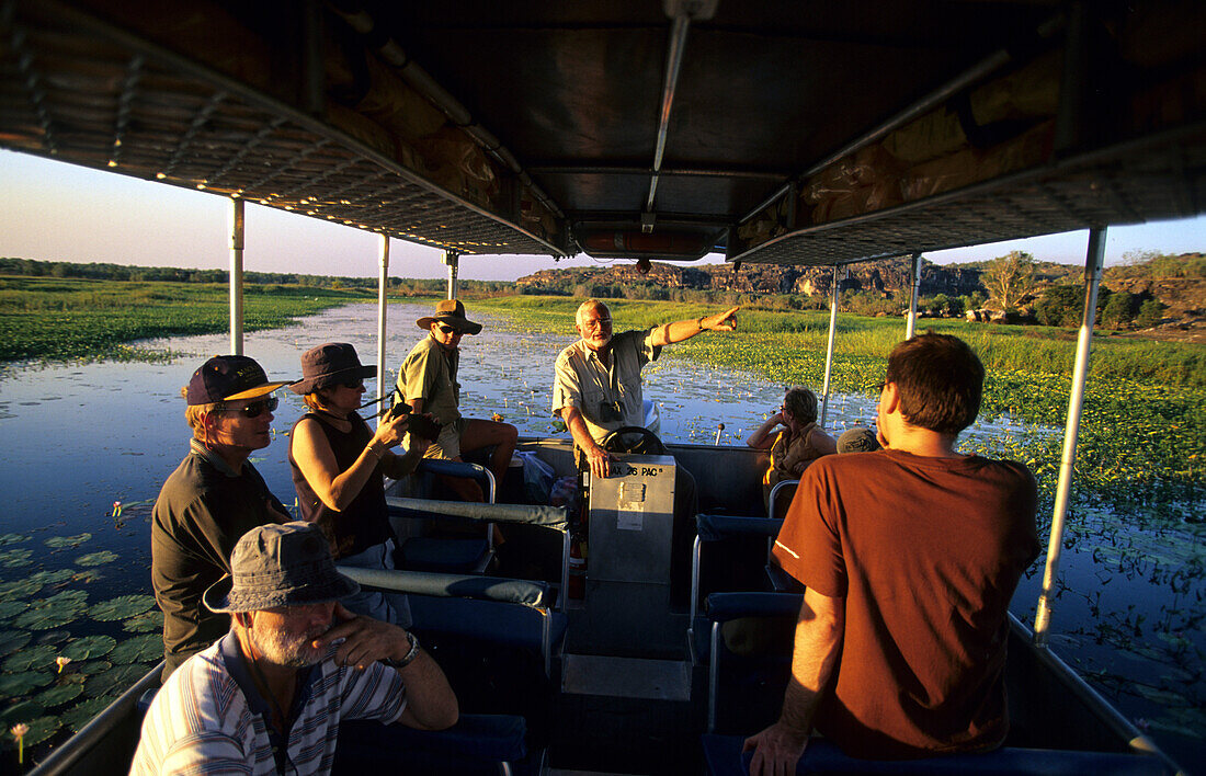 Touristen auf Bootsausflug auf dem Cooper Creek Billabong im Arnhem Land, Australien
