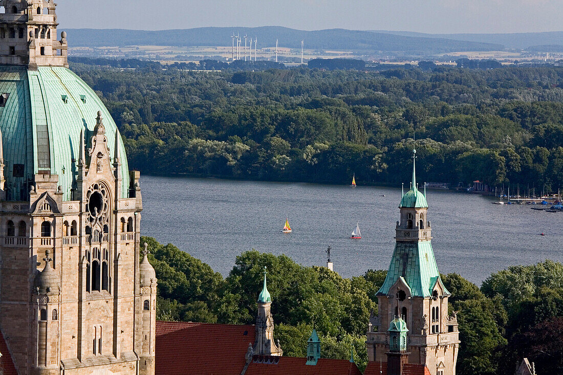 Türme vom Neuen Rathaus mit Maschsee im Hintergrund, Hannover, Niedersachsen, Deutschland