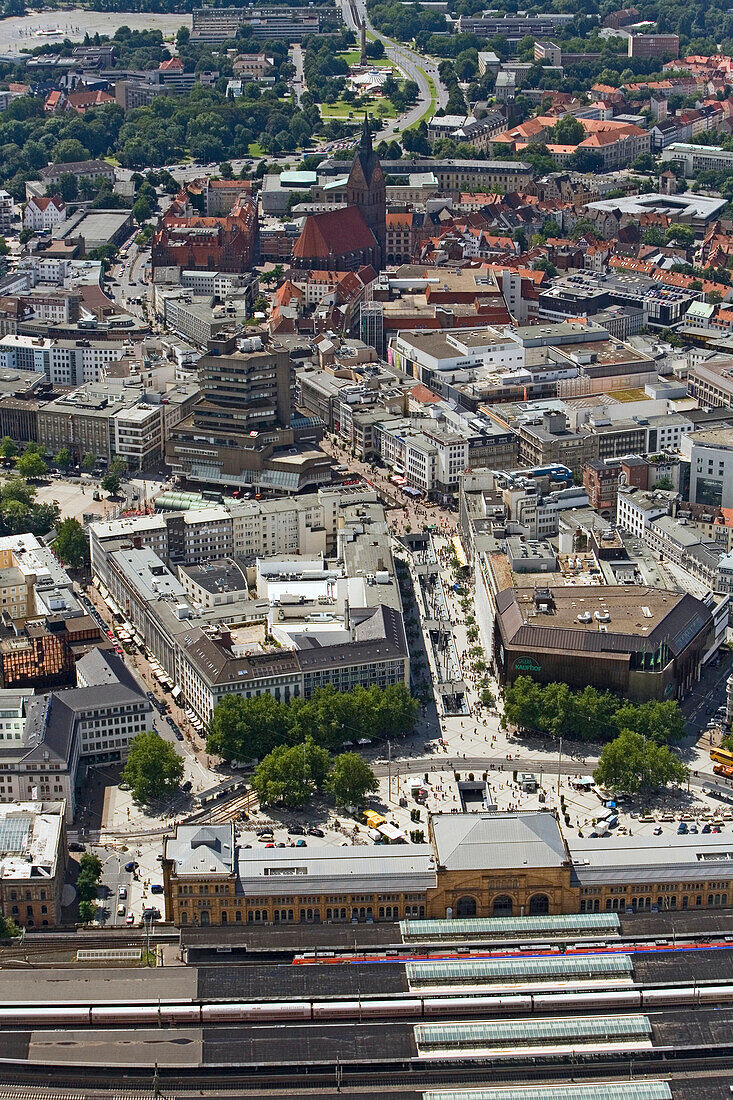 Blick über Hannover mit Hauptbahnhof und Marktkirche, Niedersachsen, Deutschland