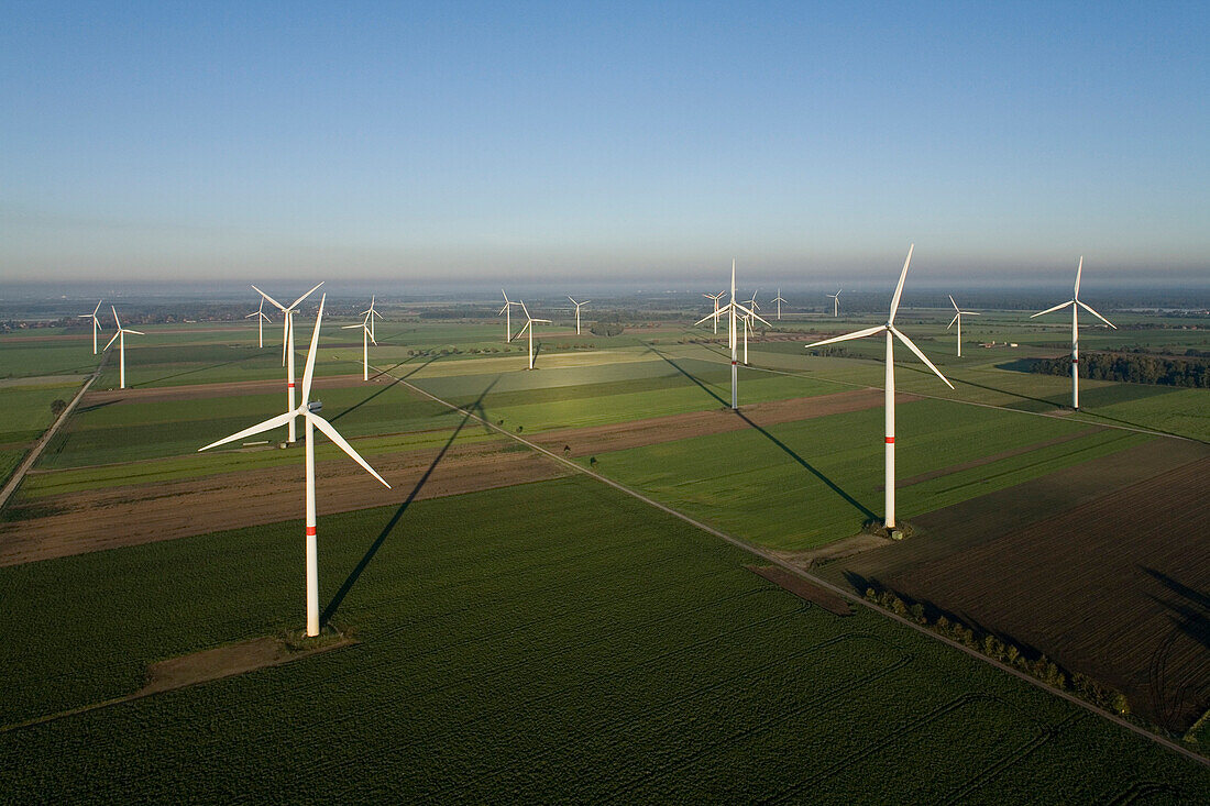 Windräder in Felderlandschaft, Region Hannover, Niedersachsen, Deutschland