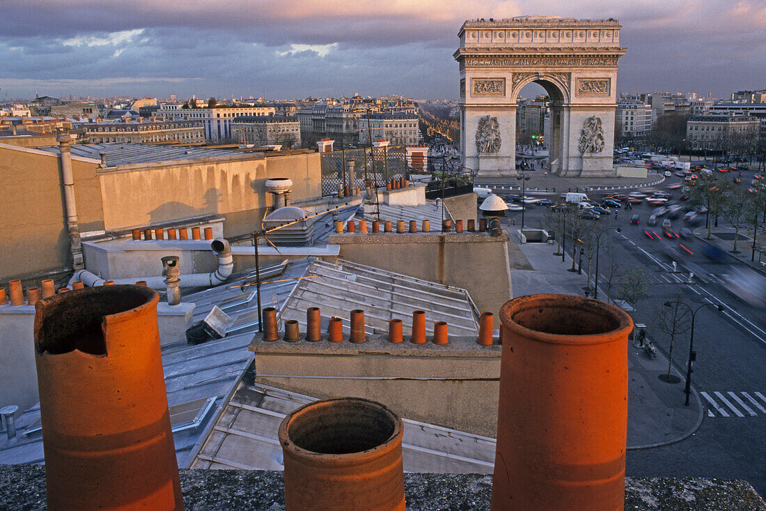 Aussicht über den Dächer auf den Triumpfbogen am Abend, Place de l'Etoile, Paris, Frankreich, Europa