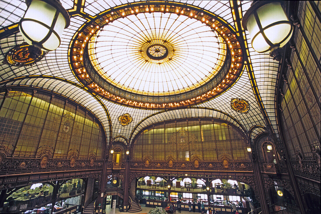 Glaskuppel in der Bank Société Générale, Paris, Frankreich, Europa