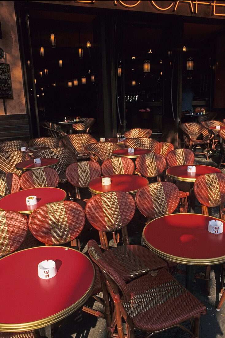 Leere Stühle und Tische in einem Straßencafé, Paris, Frankreich